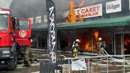 İzmir'de iş güvenliği ekipmanları satan iş yerinde yangın