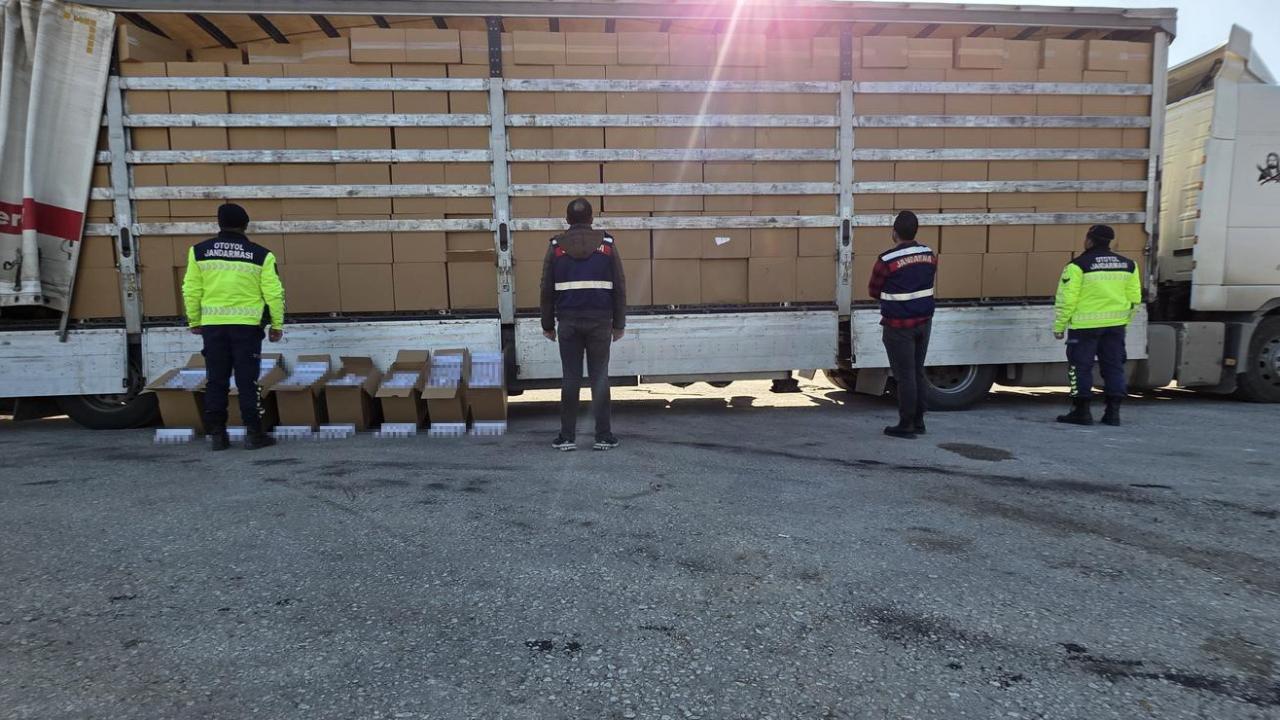 İzmir'de kaçak sigara operasyonu