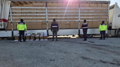 İzmir'de kaçak sigara operasyonu