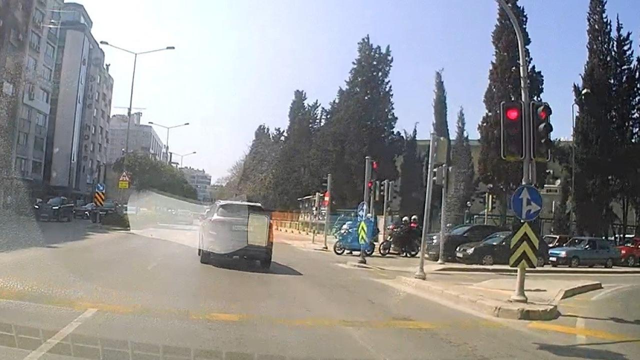 İzmir'de kural tanımaz sürücü araç kamerasına yansıdı