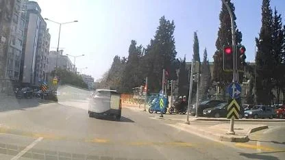 İzmir'de kural tanımaz sürücü araç kamerasına yansıdı