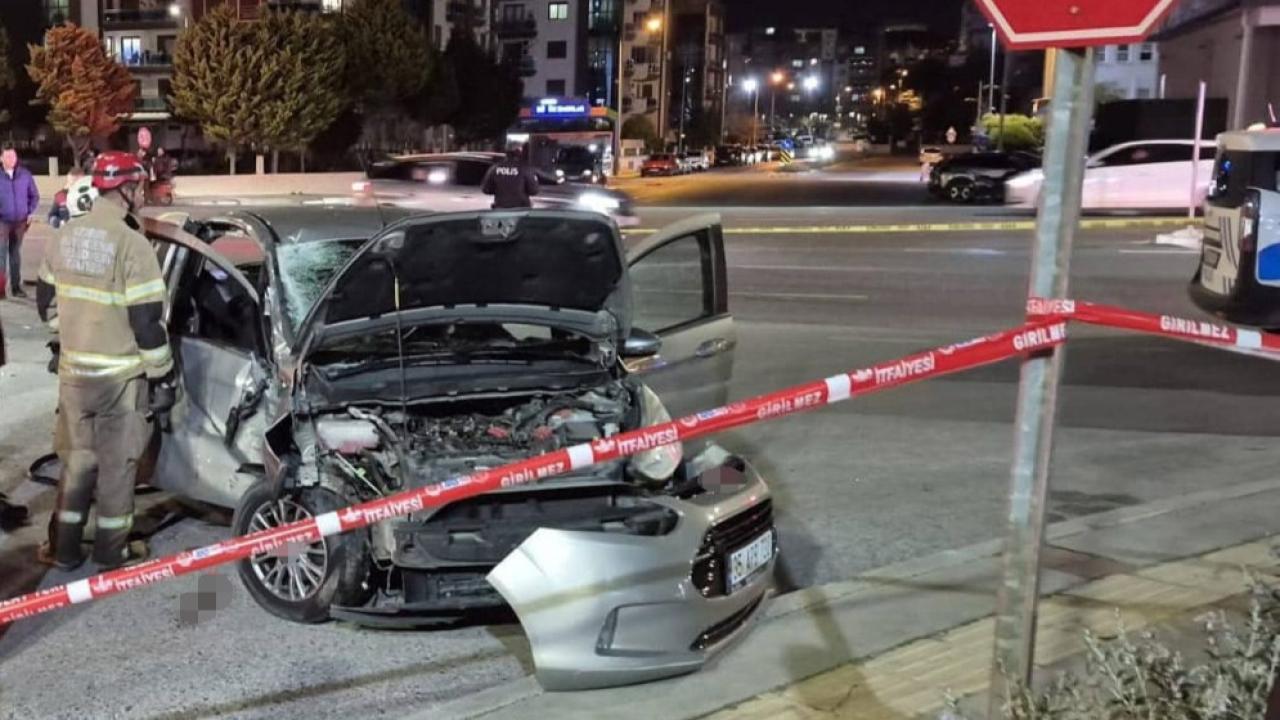 İzmir'de motosiklet ile otomobil çarpıştı