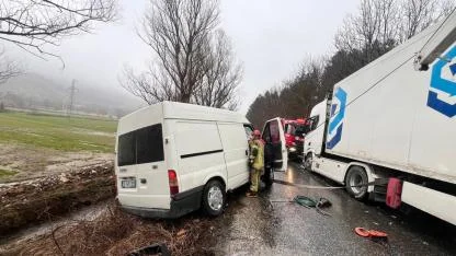 İzmir'de otomobil ile tır çarpıştı