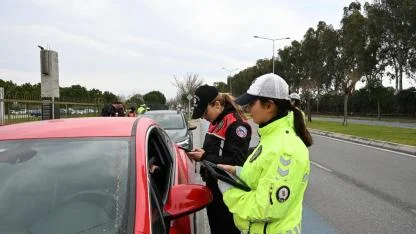 İzmir'de polis ekiplerinden bayram mesaisi