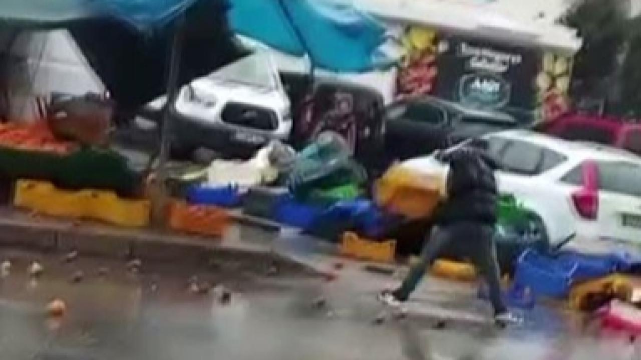 İzmir'de sinir krizi geçiren manav ortalığı birbirine kattı