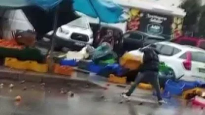 İzmir'de sinir krizi geçiren manav ortalığı birbirine kattı