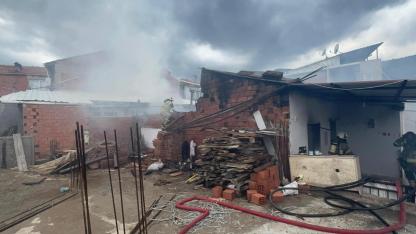 İzmir'de tek katlı evde çıkan yangın korkuttu