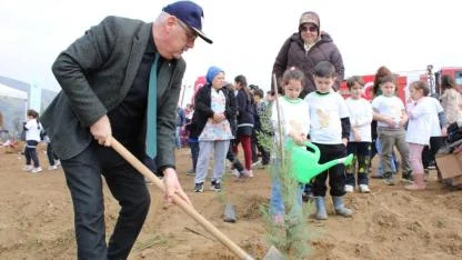 İzmir'de yangından etkilenen bölgelerde fidan dikimi yapıldı
