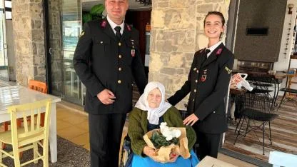 Jandarma ekipleri 98 yaşındaki Muzaffer nineyi yalnız bırakmadı