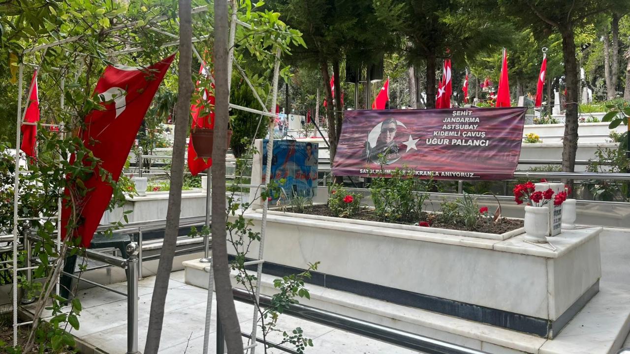 Kadifekale Hava Şehitliği'nde bayram öncesi ziyareti