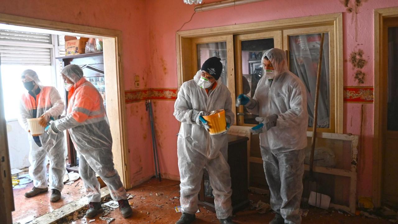 Karabağlar’ da Çöp Ev Tamamen Temizlendi