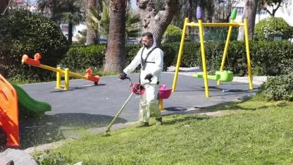 Konak’ın parkları bayramda çiçek gibi