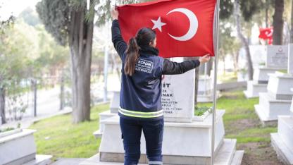 Konak’ta şehitlere vefa: Bayram öncesi temizlik