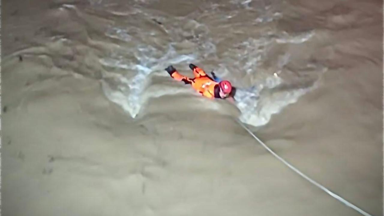 Menderes’te araç dereye uçtu, İzmir İtfaiyesi seferber oldu