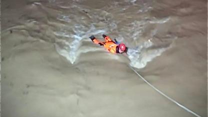 Menderes’te araç dereye uçtu, İzmir İtfaiyesi seferber oldu