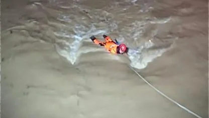 Menderes’te araç dereye uçtu, İzmir İtfaiyesi seferber oldu