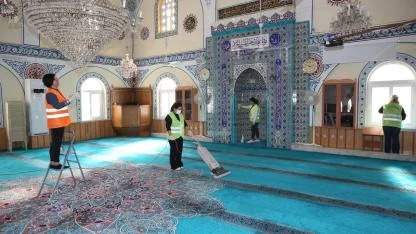 Çiğli’de Bayram Öncesi Cami Ve Mezarlıklar Kapsamlı Temizlik