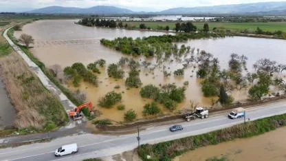 Sağanak yağış Menderes Nehri’ni taşırdı