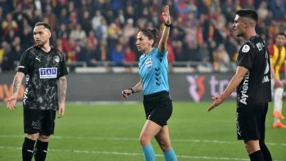 Süper Lig’de 22 Yıl Aradan Sonra Kadın Hakem Maç Yönetti