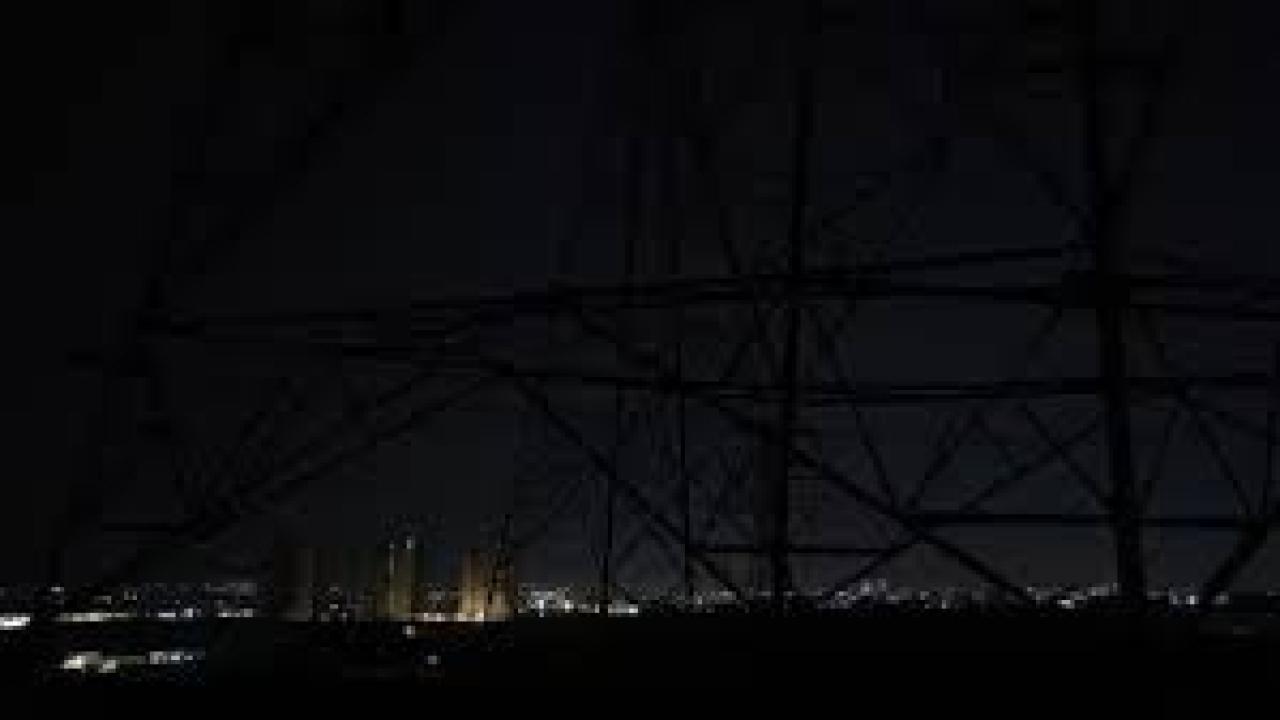 Tahran karanlığa gömüldü