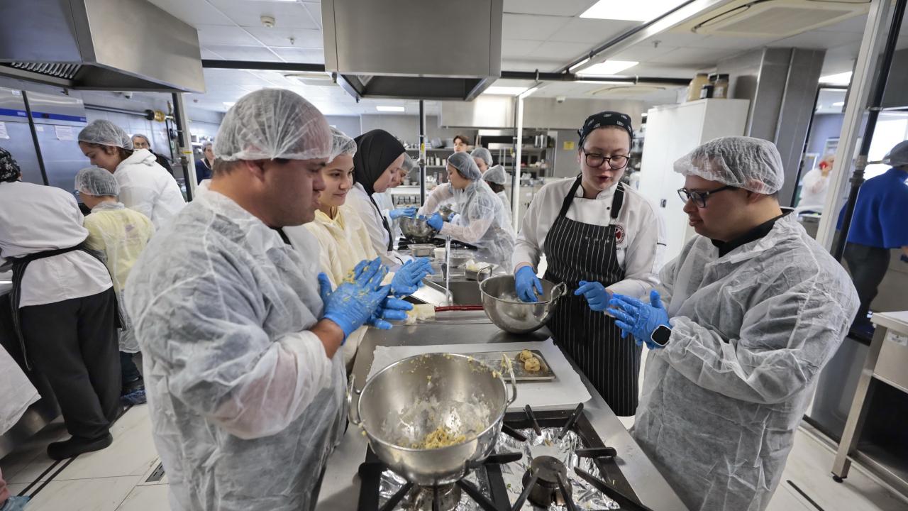 Temiz kalpli şeflerinden down sendromuna ‘tatlı’ farkındalık