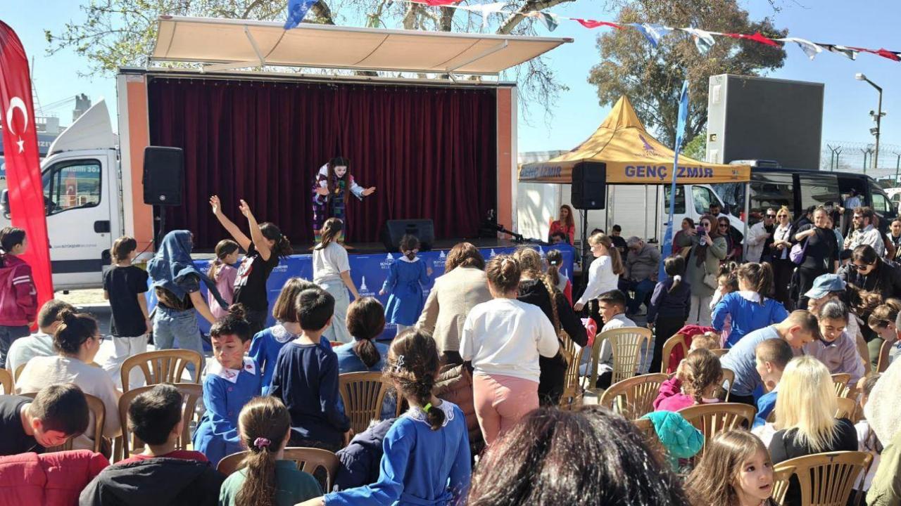 23 Nisan coşkusu gezici sahne ile ilçelere taşındı