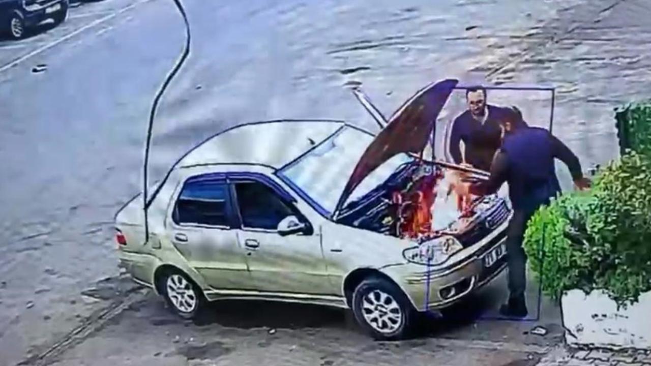 Alev alan otomobili üfleyerek söndürmeye çalıştı
