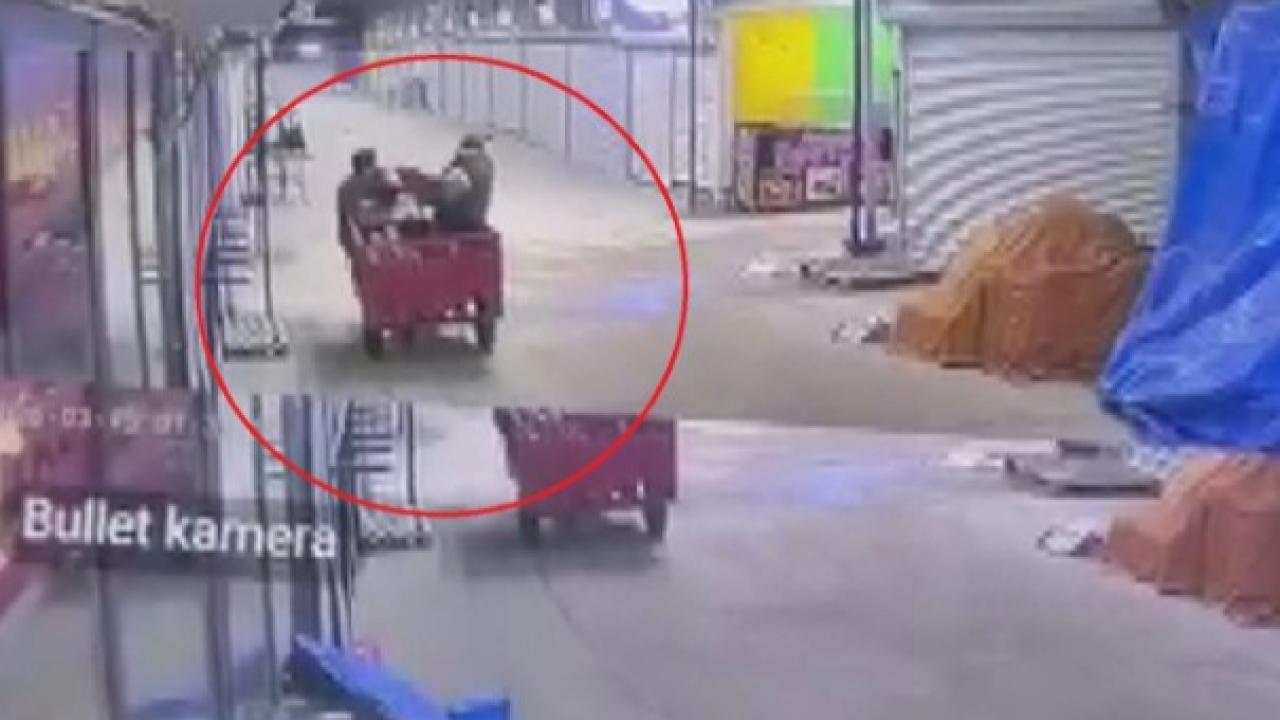 Alışveriş yaparcasına 50 bin TL’lik ayakkabıları çaldılar