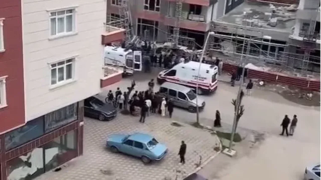 Ankara’da inşaat iskelesi çöktü