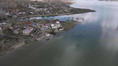Baraj suları taştı, evler gölün ortasında kaldı