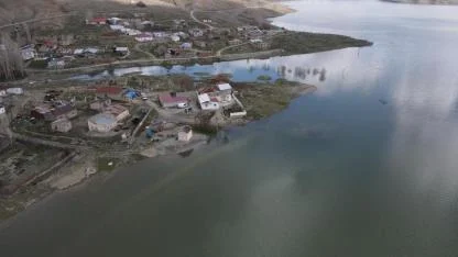 Baraj suları taştı, evler gölün ortasında kaldı