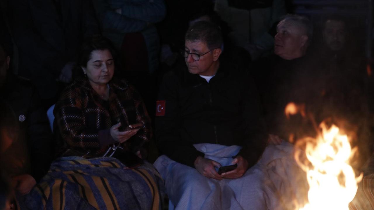 Başkan Tugay, Meslek Fabrikası önünde sabahladı