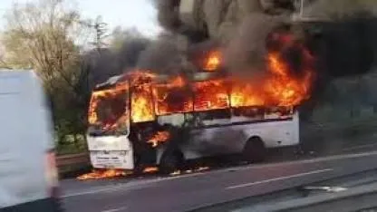 Bayrampaşa’da servis midibüsü alev alev yandı