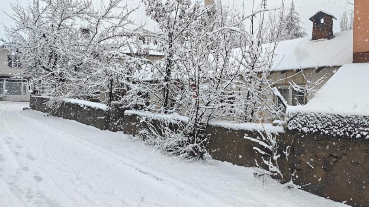 Bitlis’te nisanda kara kış