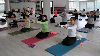 Bornova’da kadınlar yogayla güçleniyor