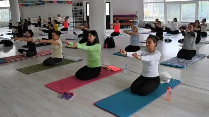 Bornova’da kadınlar yogayla güçleniyor