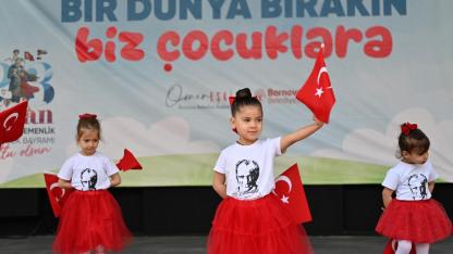 Bornova’da miniklerin 23 Nisan coşkusu sahneye taştı