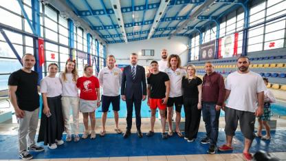 Buca'da 23 Nisan coşkusu havuza taşındı