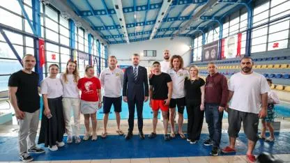 Buca'da 23 Nisan coşkusu havuza taşındı