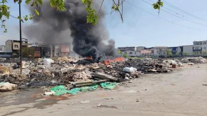Buca'da sanayi atıklarının döküldüğü alanda yangın çıktı