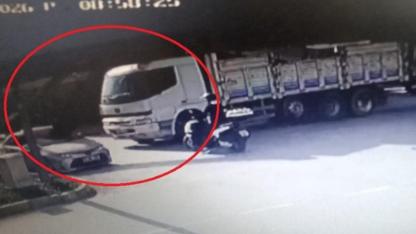 Çekiciden kayan demirler otomobile saplandı