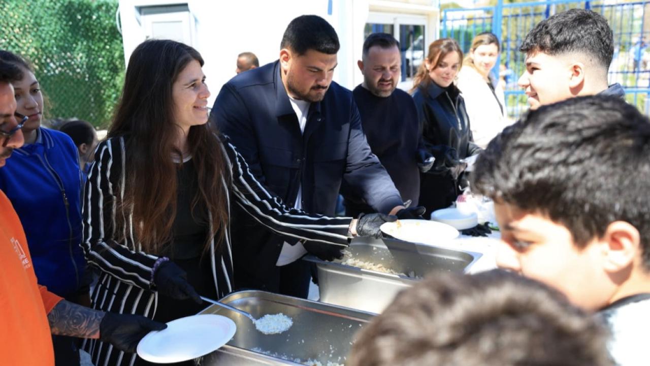 Çeşme Belediyesinden okullara sosyal alan desteği