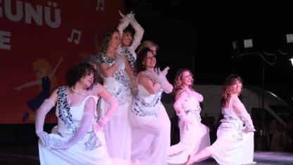 Dikili’de 7’den 70’e dans şöleni
