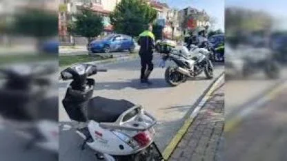 Dur ihtarına uymayıp kaçan motosikletli yayaya çarptı