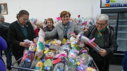 Gaziemir’in çınarlarından fidanlara 23 Nisan armağanı