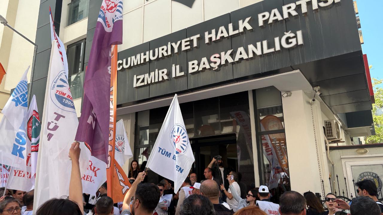 İzmir'de belediye memurları CHP'nin kapısına dayandı