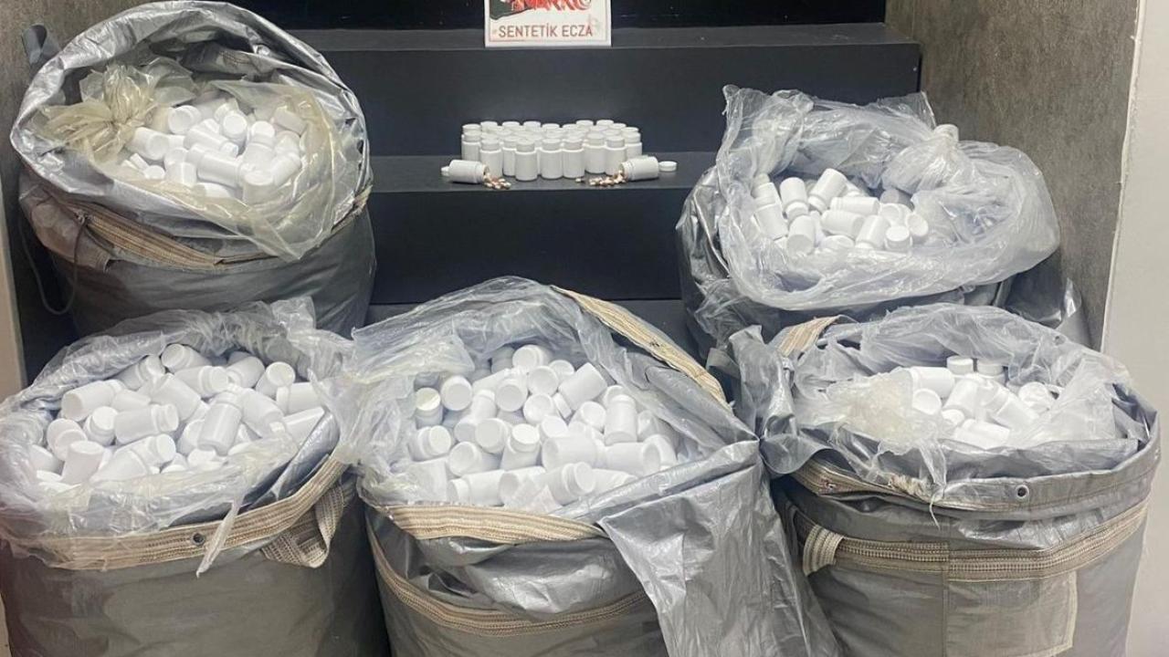 İzmir'de durdurulan araçtan 156 bin uyuşturucu hap çıktı