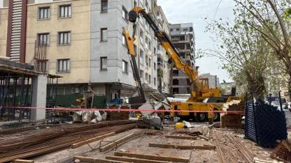 İzmir’de inşaat kulübesinin üzerine vinç düştü