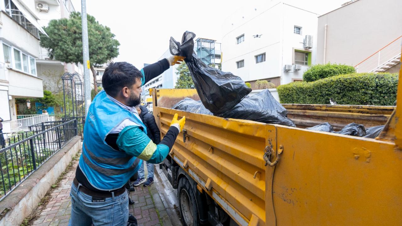 Karşıyaka Belediyesi’nden çöp eve müdahale