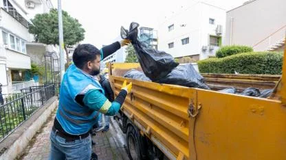 Karşıyaka Belediyesi’nden çöp eve müdahale
